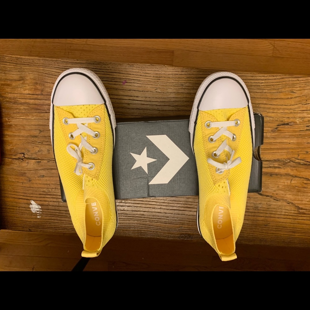 Women’s yellow Converse Size 9 Brand new